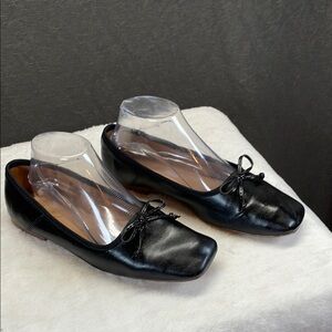 Elegant Black Flats with Classic‎ Design